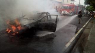 Carro de passeio explode e deixa via interditada em Manaus