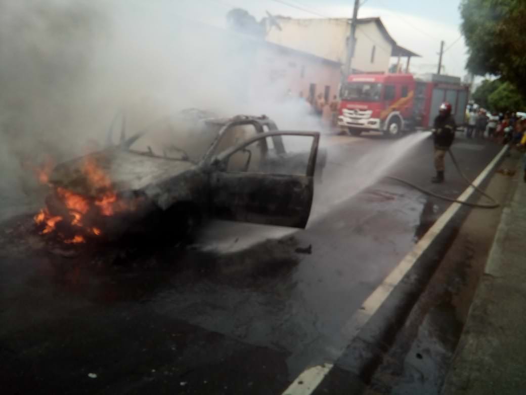 Carro de passeio explode e deixa via interditada em Manaus