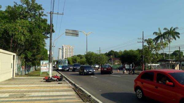 Motorista morre após colisão com carro em avenida de Manaus