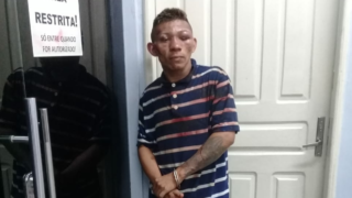 Homem é preso após tentar assaltar ônibus com arma de brinquedo