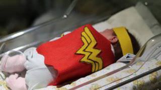 Bebês prematuros viram super-heróis em hospital de Porto Alegre