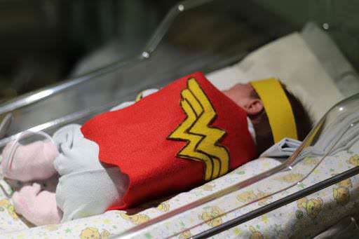 Bebês prematuros viram super-heróis em hospital de Porto Alegre