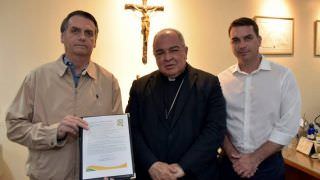 Bolsonaro assina termo pela ‘união entre homem e mulher’ que defende a 'família'