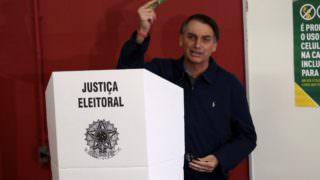 Com segurança reforçada, Bolsonaro vota no Rio de Janeiro
