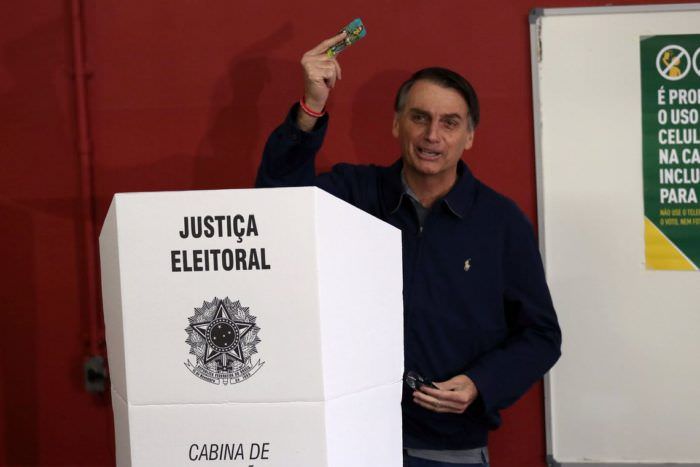 Com segurança reforçada, Bolsonaro vota no Rio de Janeiro