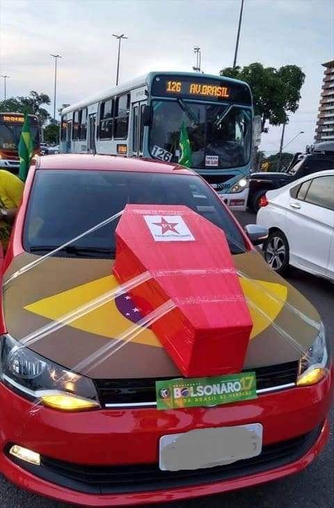 Eleitor de Bolsonaro cola caixão do PT em carro e é multado em Manaus