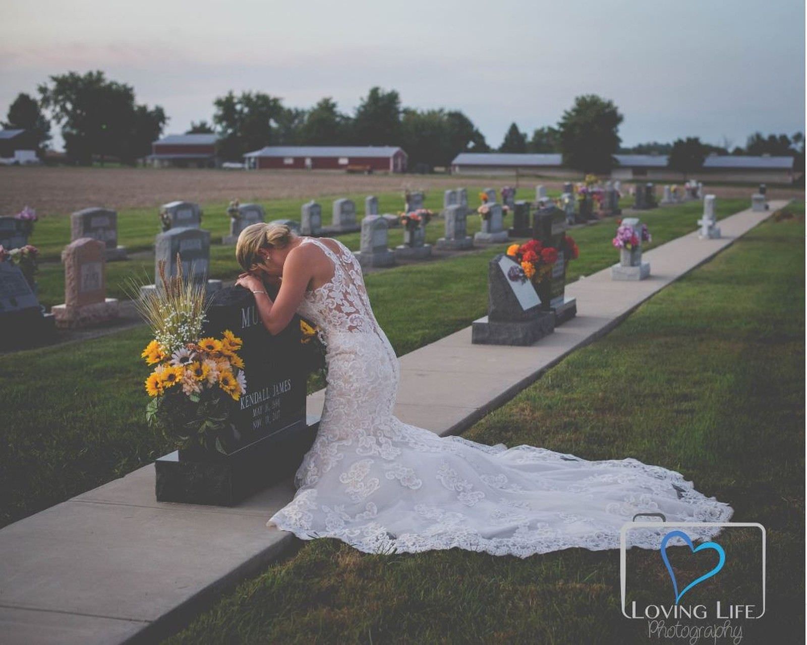 Vestida de noiva, mulher vai a túmulo de bombeiro no dia em que iriam se casar