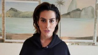 Cleo deixa seios à mostra e sensualiza na web; confira