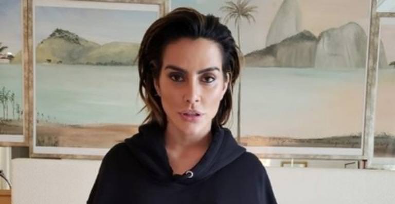Cleo deixa seios à mostra e sensualiza na web; confira
