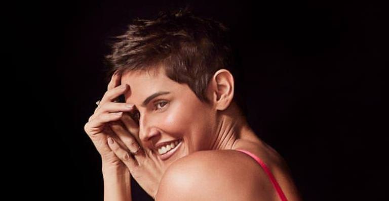 Deborah Secco exibe corpão com lingerie sensual vermelha
