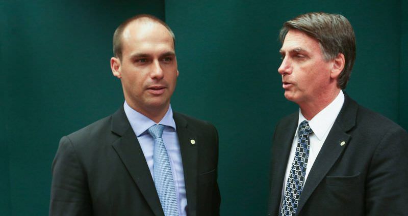 Internautas fazem campanha 'Digite 432%' para falar sobre aumento de patrimônio do filho de Bolsonaro