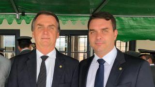 Filho de Bolsonaro diz que teve conta do WhatsApp banida