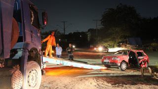 PM, esposa e bebê de 3 meses ficam feridos após carro colidir com caçamba, em Manaus