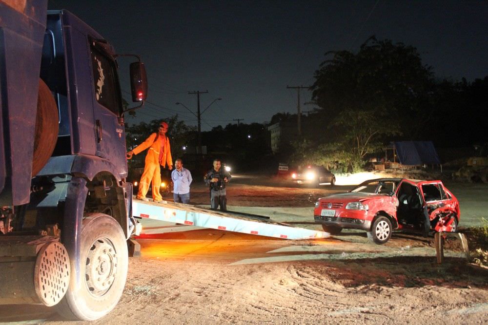 PM, esposa e bebê de 3 meses ficam feridos após carro colidir com caçamba, em Manaus