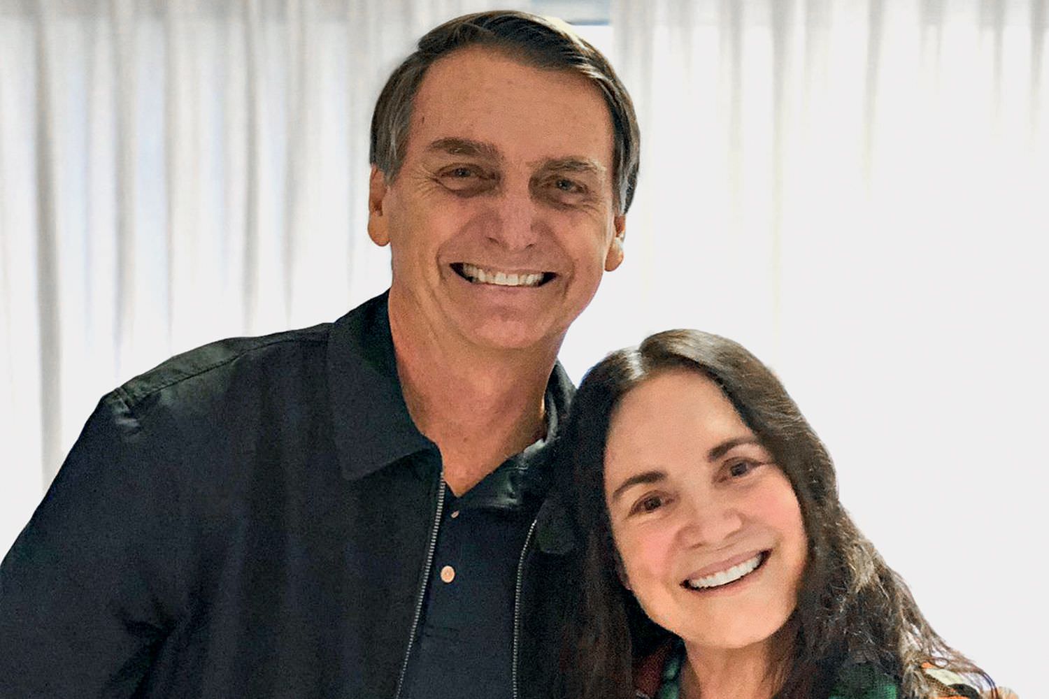 Bolsonaro se reúne com Regina Duarte em clima tenso