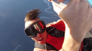 Rapper Jon James morre ao cair de avião enquanto gravava clipe