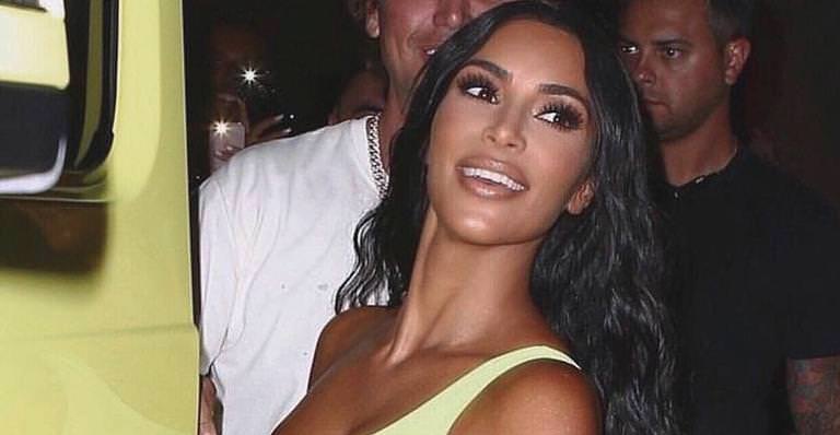 Kim Kardashian surge com biquíni minúsculo e é bombardeada com comentários maldosos