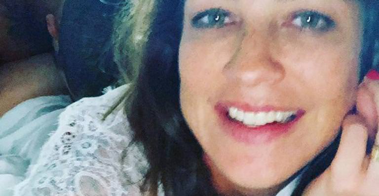 Luana Piovani ganha beijos íntimos do marido em foto nas redes sociais: ”Hoje tem”