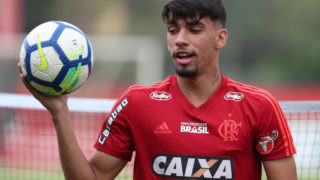 Campeão com a seleção brasileira enaltece futebol de joia do Flamengo