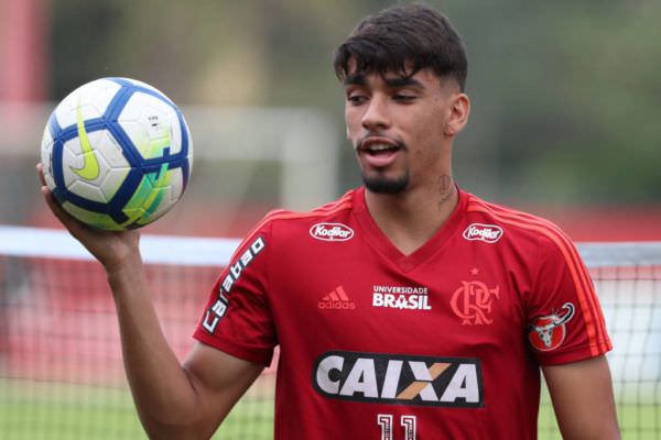 Campeão com a seleção brasileira enaltece futebol de joia do Flamengo