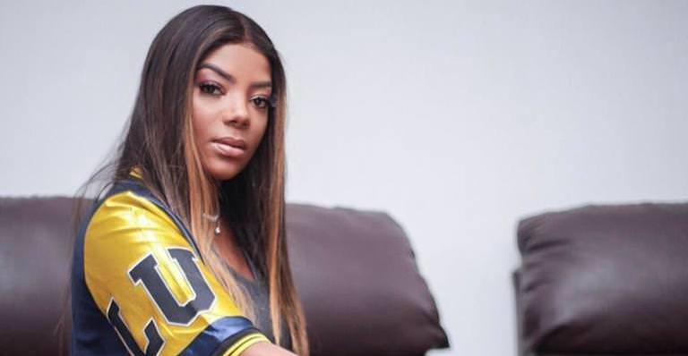 Ludmilla surge sem calcinha em evento e fãs vão ao delírio