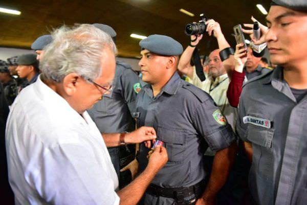Policiais que atuaram contra assalto em lotérica são condecorados