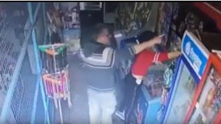Vídeo flagra homem assediando sexualmente uma jovem em mercadinho