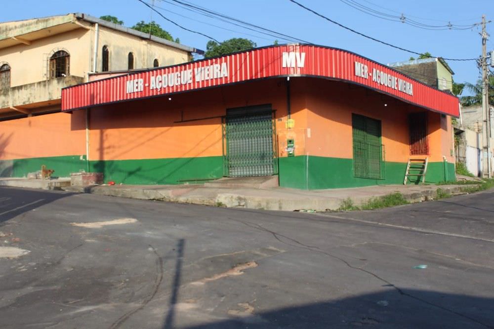 Dono de açougue tem parte da orelha arrancada durante tentativa de assalto, em Manaus