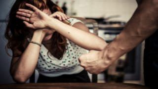Padrasto fotografa enteada de 12 anos nua e a deixa casar com peão de 32