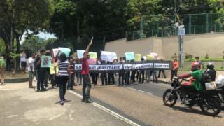 Jovens protestam por segurança após estudante ser baleado em assalto 