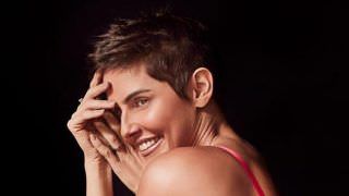Deborah Secco exibe corpão com lingerie sensual vermelha