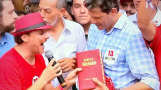 Hashtag viraliza após Fake News que acusa Haddad de jogar bíblia no lixo