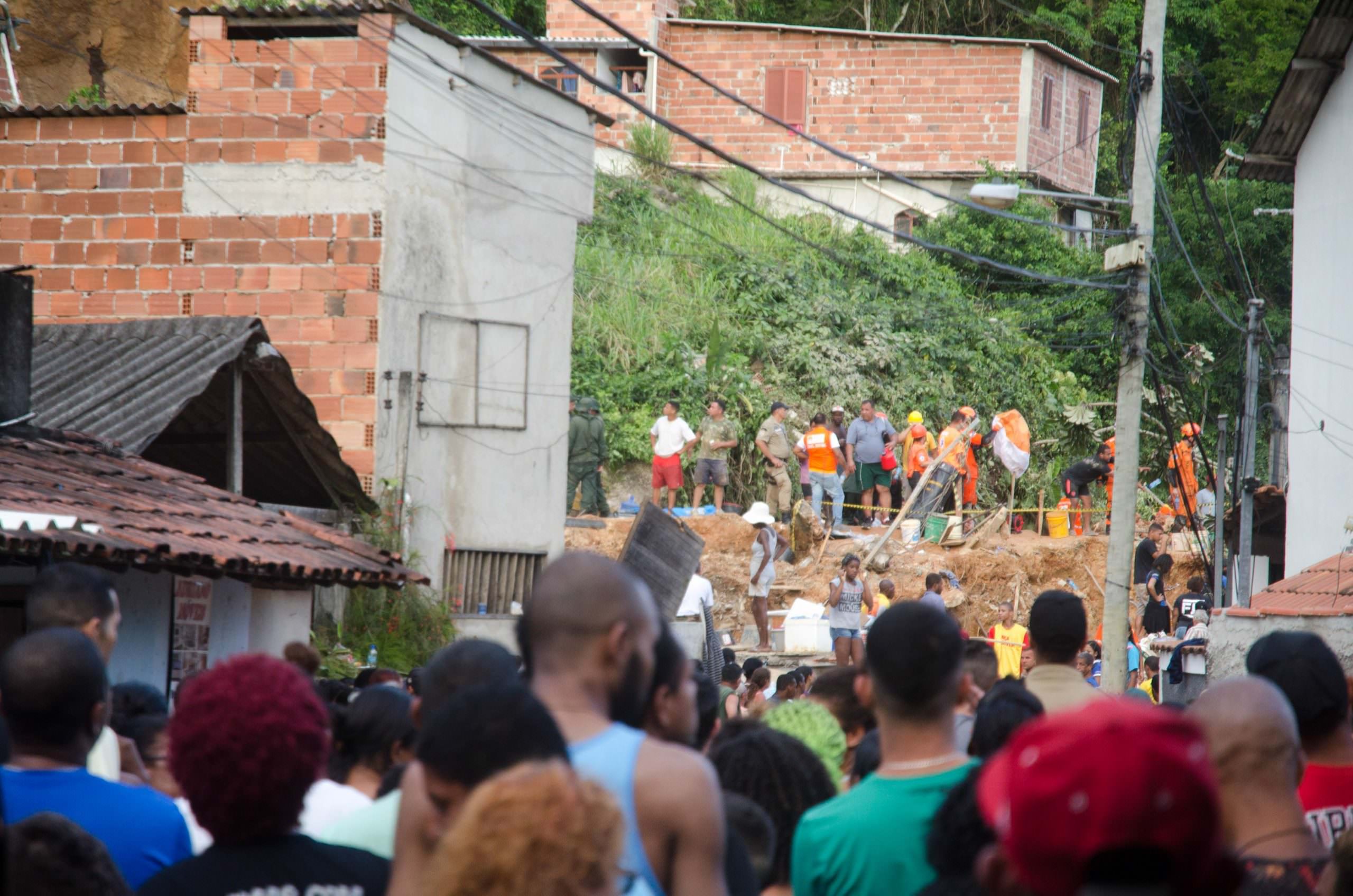 Sobe para 14 números de mortos em deslizamento no Rio de Janeiro