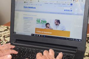 O governo federal abriu, na manhã desta quarta-feira (21),as inscrições para o programa Mais Médicos. São 8.517 vagas para atuação em quase 3 mil municípios e 34 distritos indígenas. As inscrições vão até o dia 25 deste mês e devem ser feitas por meio do site do programa. (Foto: Marcelo Fonseca/Folhapress)