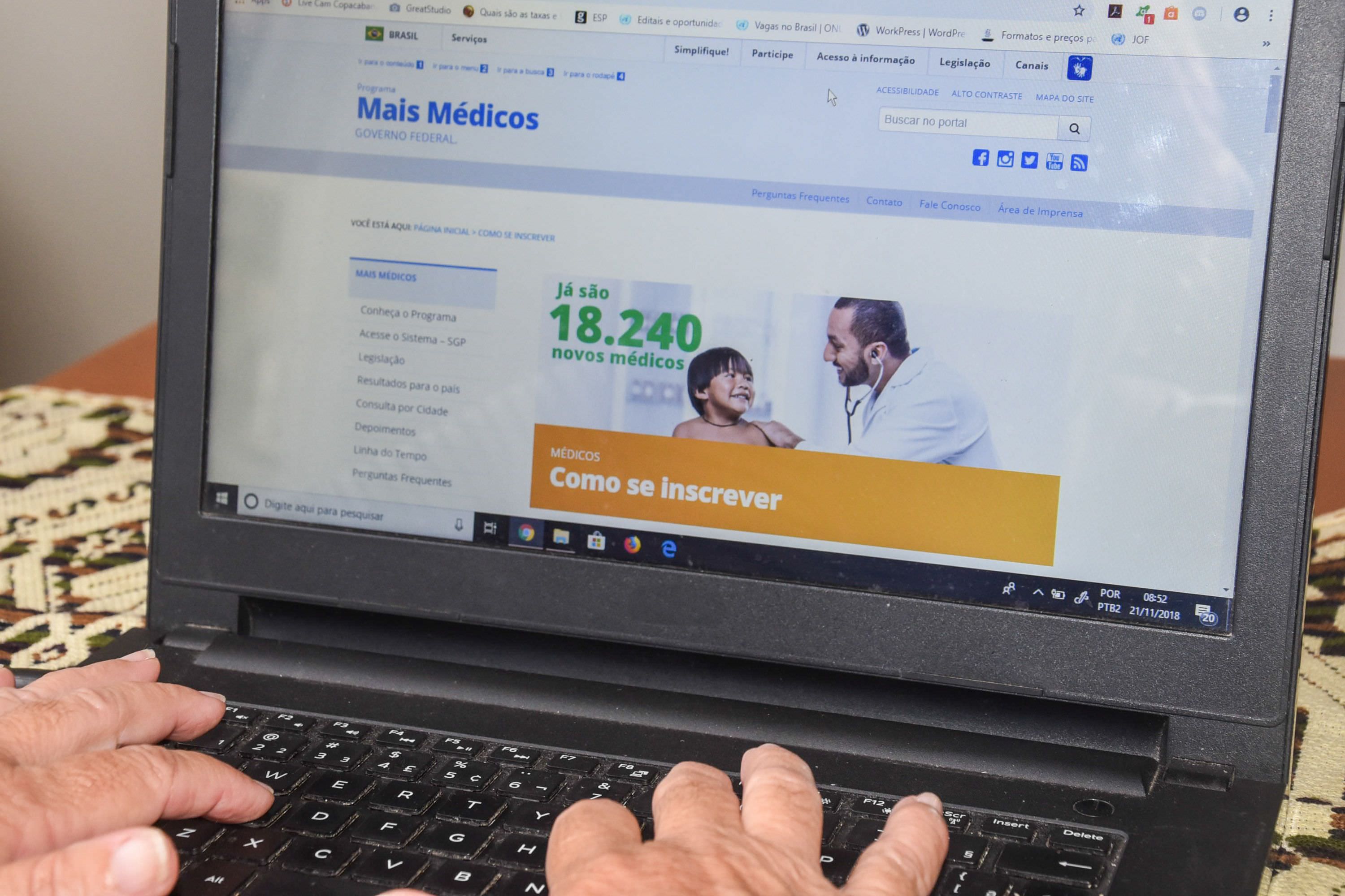 O governo federal abriu, na manhã desta quarta-feira (21),as inscrições para o programa Mais Médicos. São 8.517 vagas para atuação em quase 3 mil municípios e 34 distritos indígenas. As inscrições vão até o dia 25 deste mês e devem ser feitas por meio do site do programa. (Foto: Marcelo Fonseca/Folhapress)