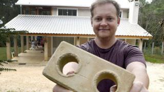 Brasileiro constrói casa de dois andares sozinho, assistindo a tutoriais no Youtube