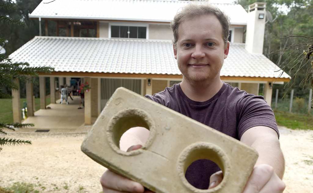 Brasileiro constrói casa de dois andares sozinho, assistindo a tutoriais no Youtube