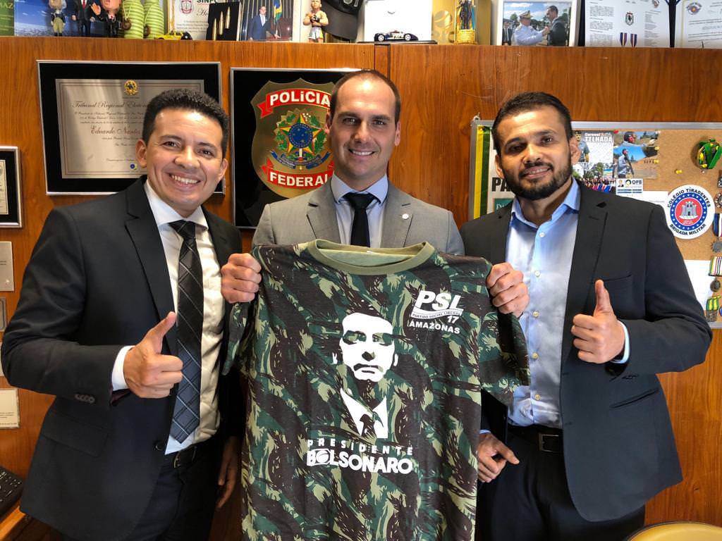 Em Brasília, deputado Péricles entrega pautas do AM a filho de Bolsonaro