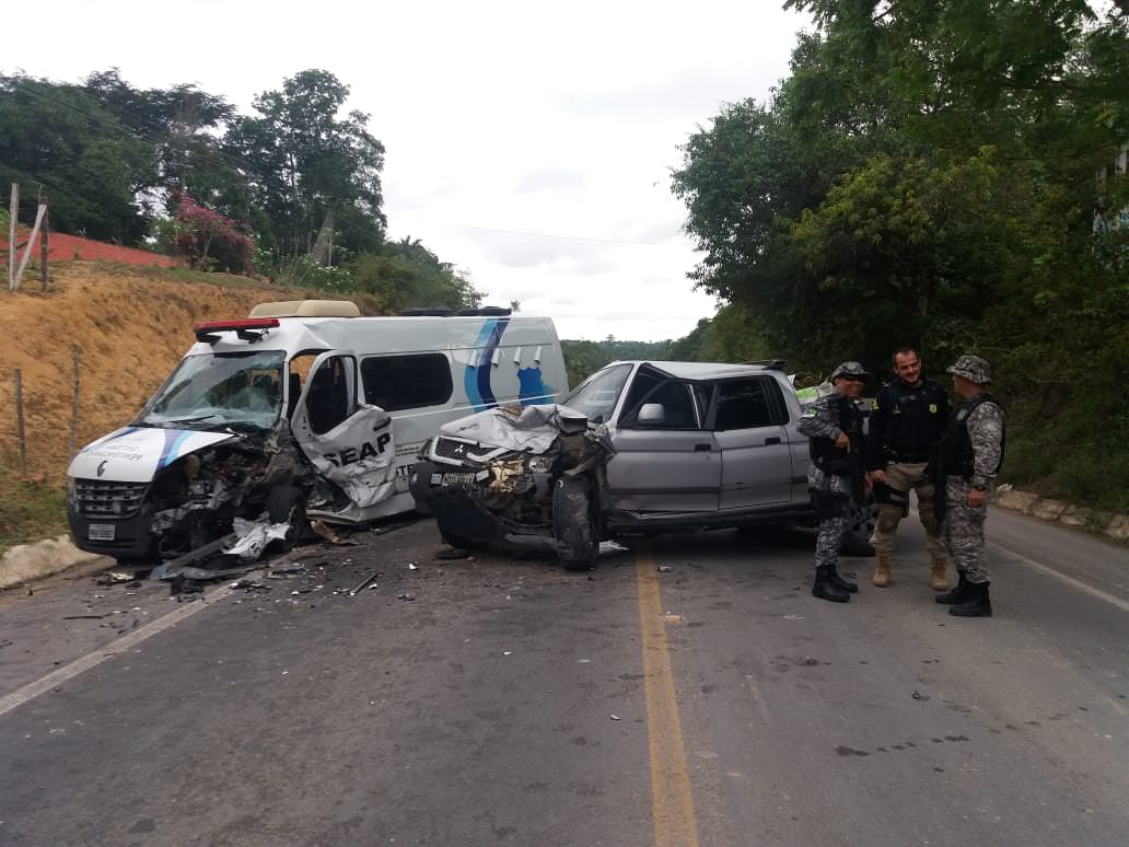 Veículo que transportava oito presos se envolve em acidente na BR 174