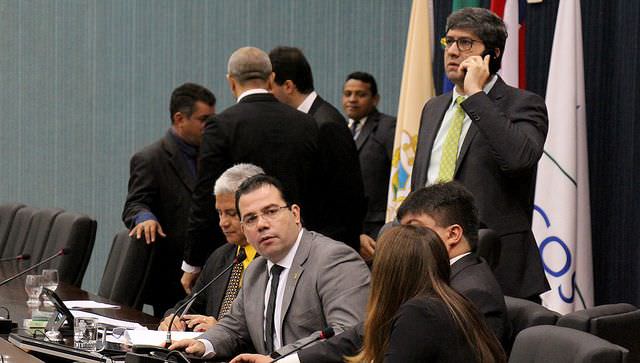 Pagamento do 14° e 15° salários dos professores em pauta na Câmara de Manaus