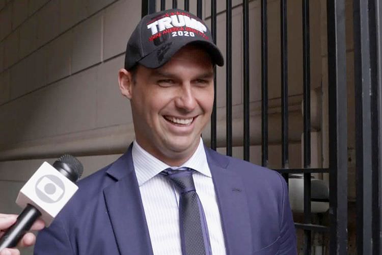 Eduardo Bolsonaro sobre assumir embaixada: 'Fritei hambúrguer lá nos EUA'