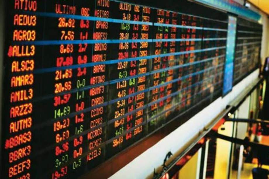 Bolsa brasileira supera ano turbulento e sobe 15%