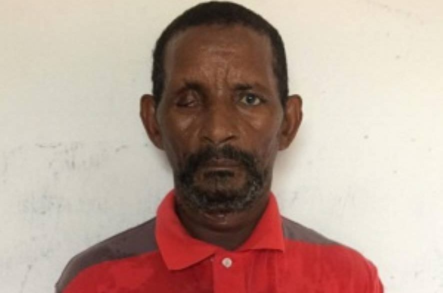 Homem mata a própria irmã esfaqueada e joga corpo nu em matagal