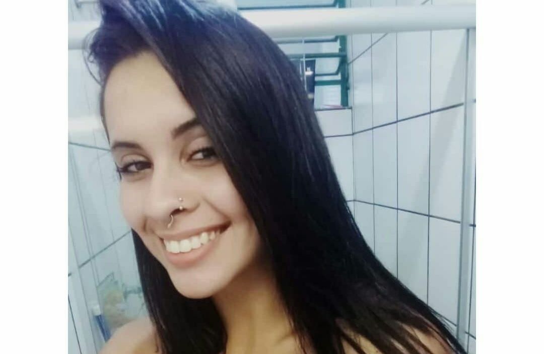 Jovem de 19 anos é encontrada morta e enrolada em tapete dentro de casa