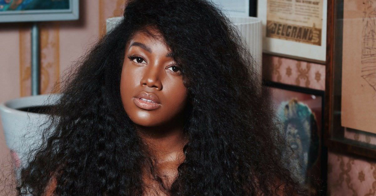 Iza posa de biquíni fio-dental, exibe bumbum perfeito e leva fãs a loucura