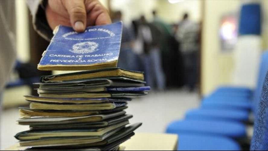 Taxa de desemprego cai para 11,7% em outubro, diz IBGE
