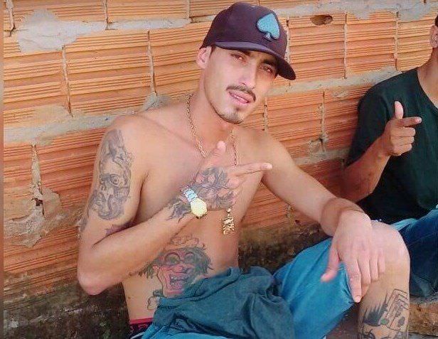 Mãe diz que filho encontrado carbonizado foi morto por causa de foto no Facebook