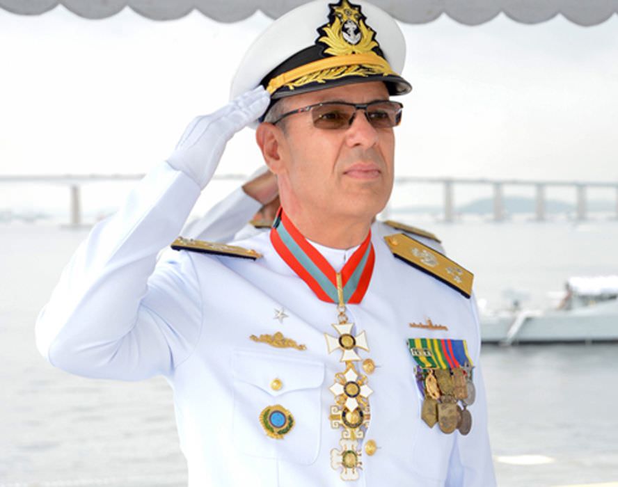 Bolsonaro indica almirante para chefiar o Ministério de Minas e Energia