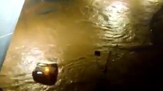 Chuva deixa mulher e criança mortas após carro ser arrastado; veja vídeo