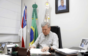 Arthur Virgílio Neto, prefeito de Manaus, antecipou o calendário de pagamento do 13o salário. Foto: Semcom